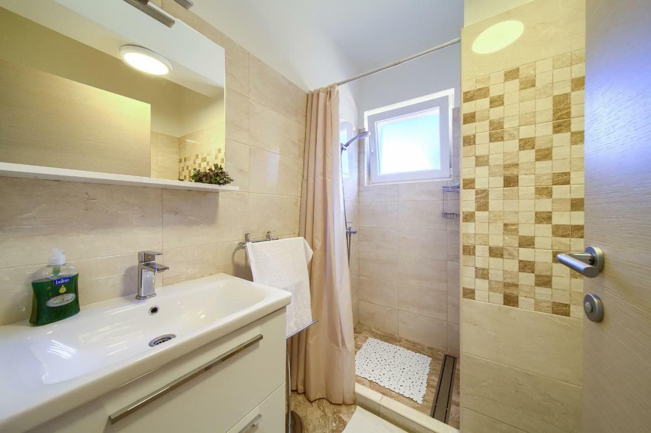 Stela Appartement Pinezići Buitenkant foto