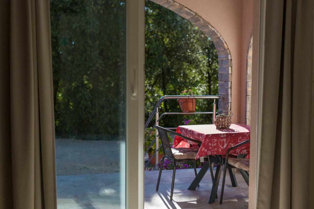 Stela Appartement Pinezići Buitenkant foto