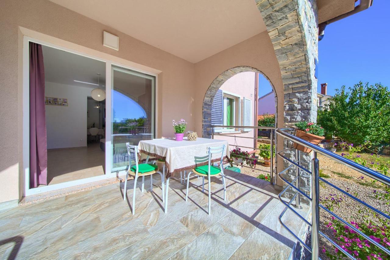 Stela Appartement Pinezići Buitenkant foto